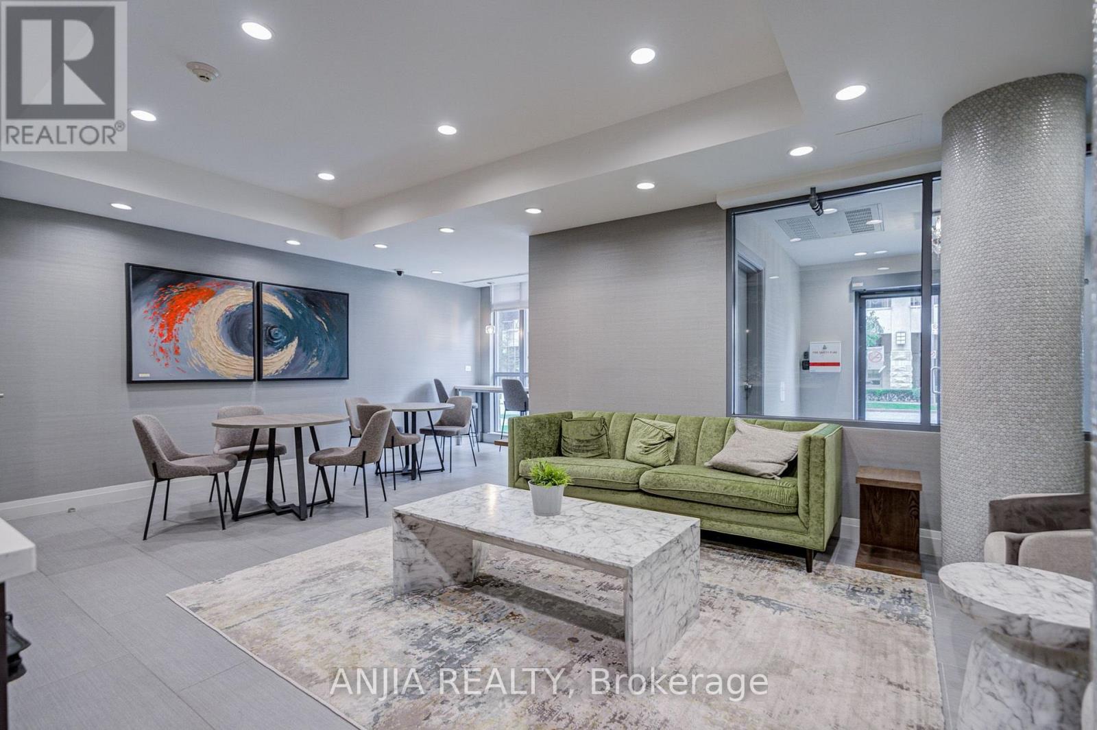 #510 17 KENASTON GARDENS - 32