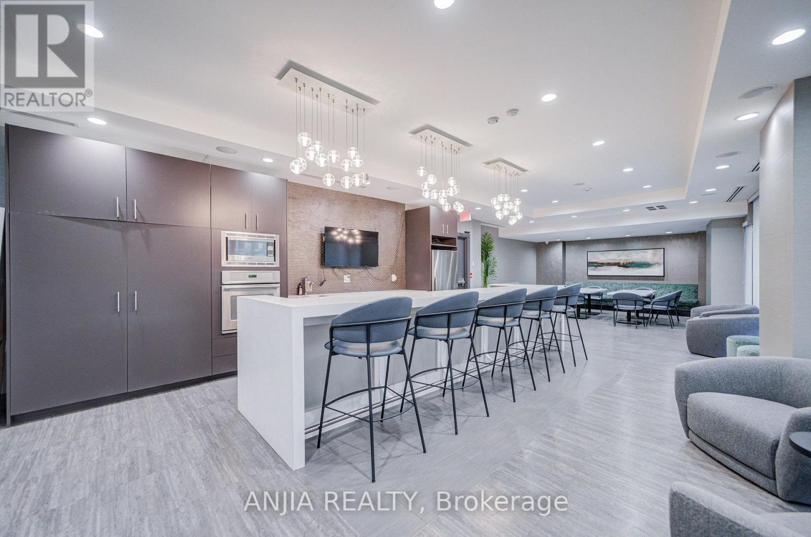 #510 17 KENASTON GARDENS - 36