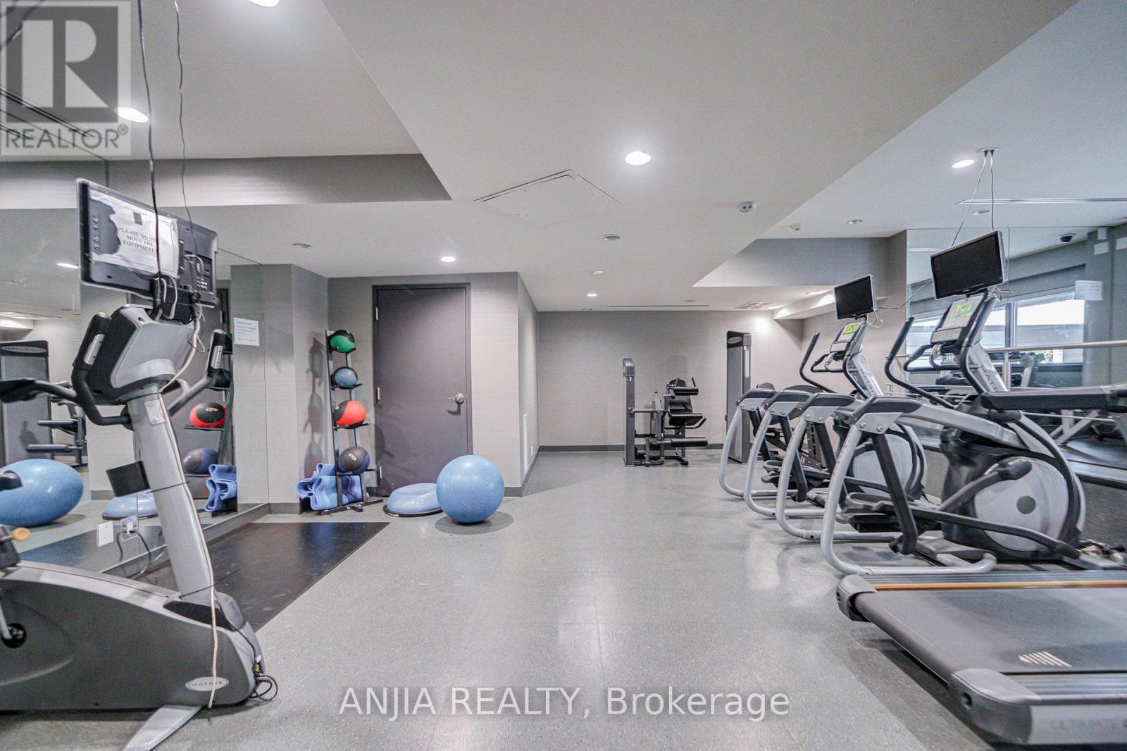 #510 17 KENASTON GARDENS - 40