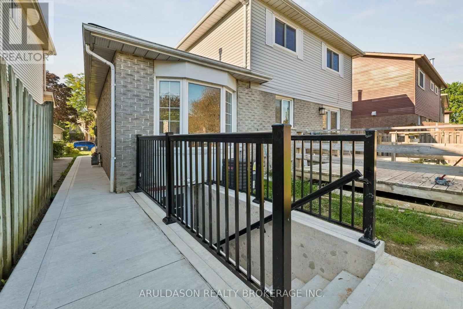 BSMT - 12 UPLAND DRIVE, Whitby (Blue Grass Meadows) — photo 2