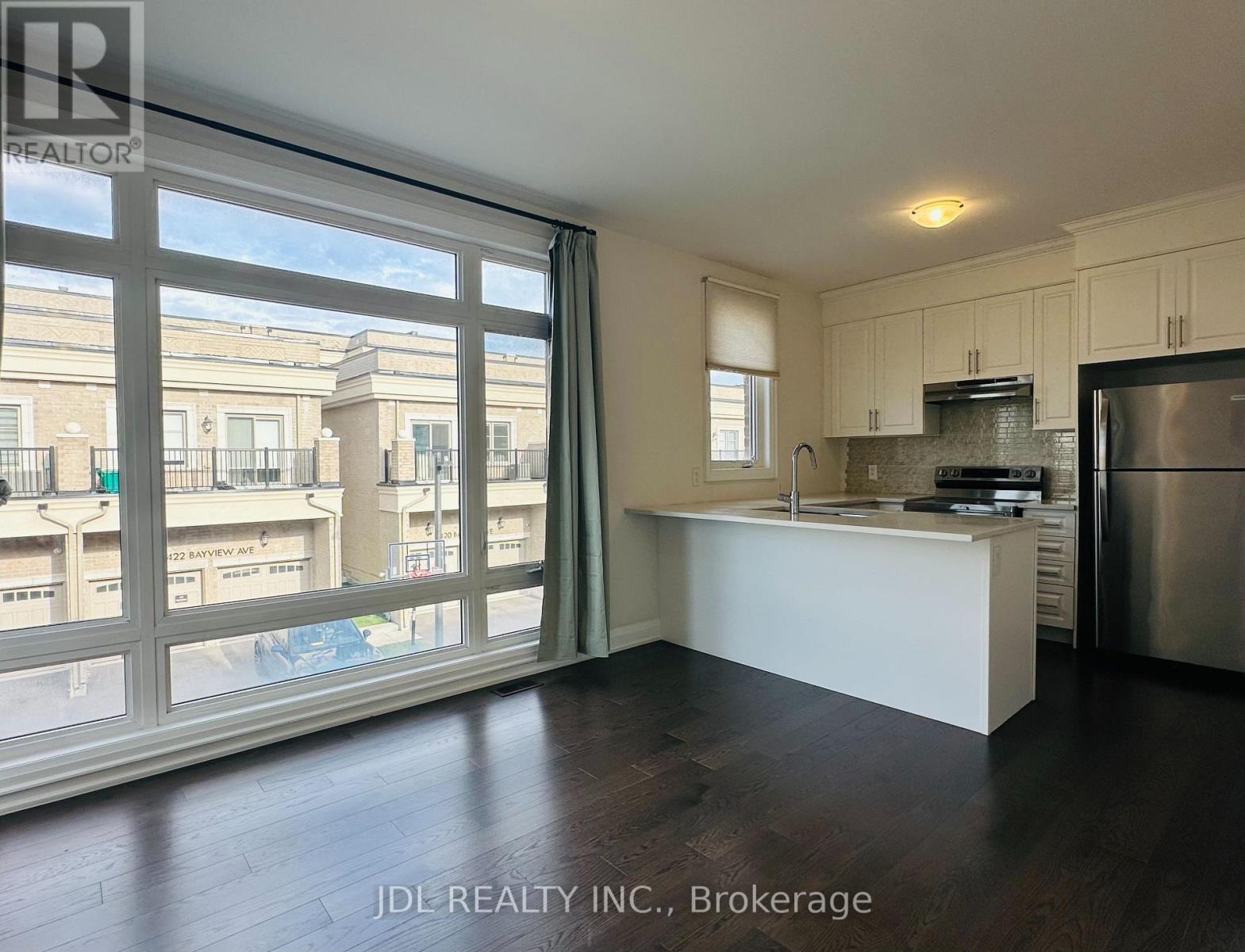 COACH HOUSE - 26 CALLISTO LANE, Richmond Hill (Observatory) — photo 4