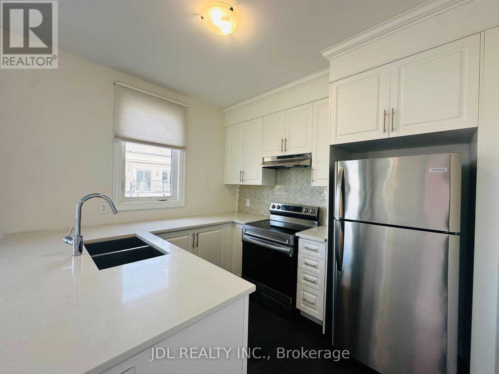 COACH HOUSE - 26 CALLISTO LANE, Richmond Hill (Observatory) — photo 6