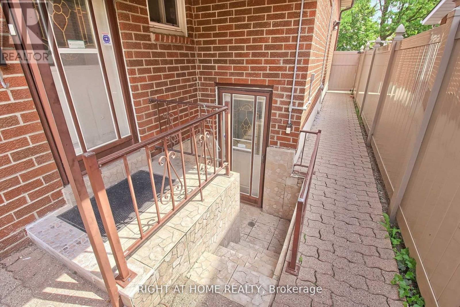 #02 - 37 CHERRY HILLS ROAD, Vaughan (Glen Shields) — photo 2