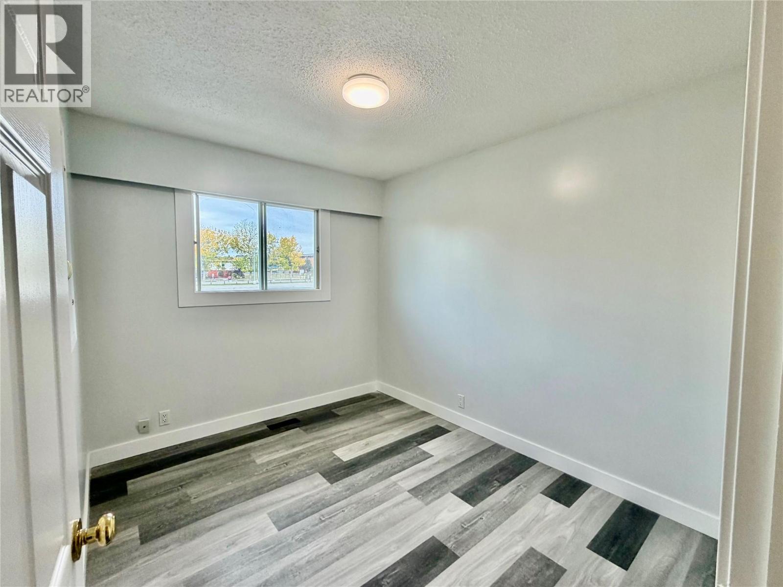 1021 92 Avenue - 9