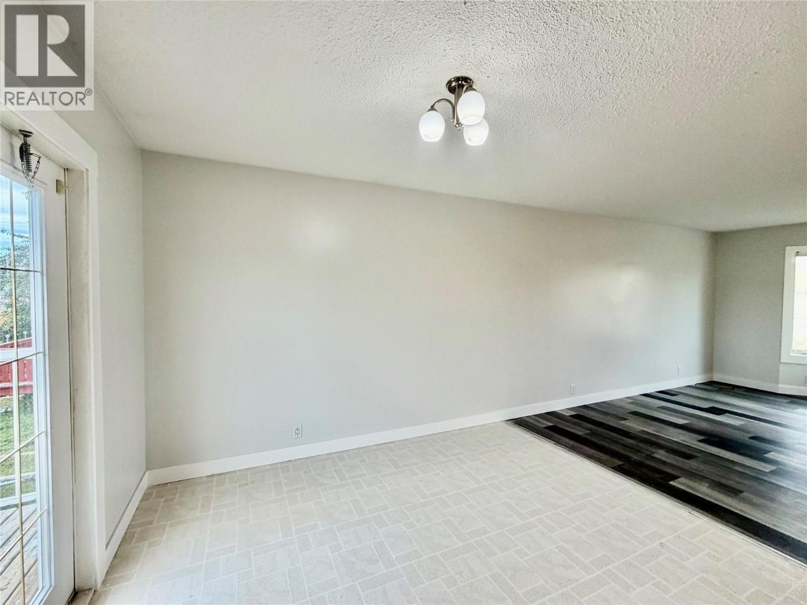 1021 92 Avenue - 5