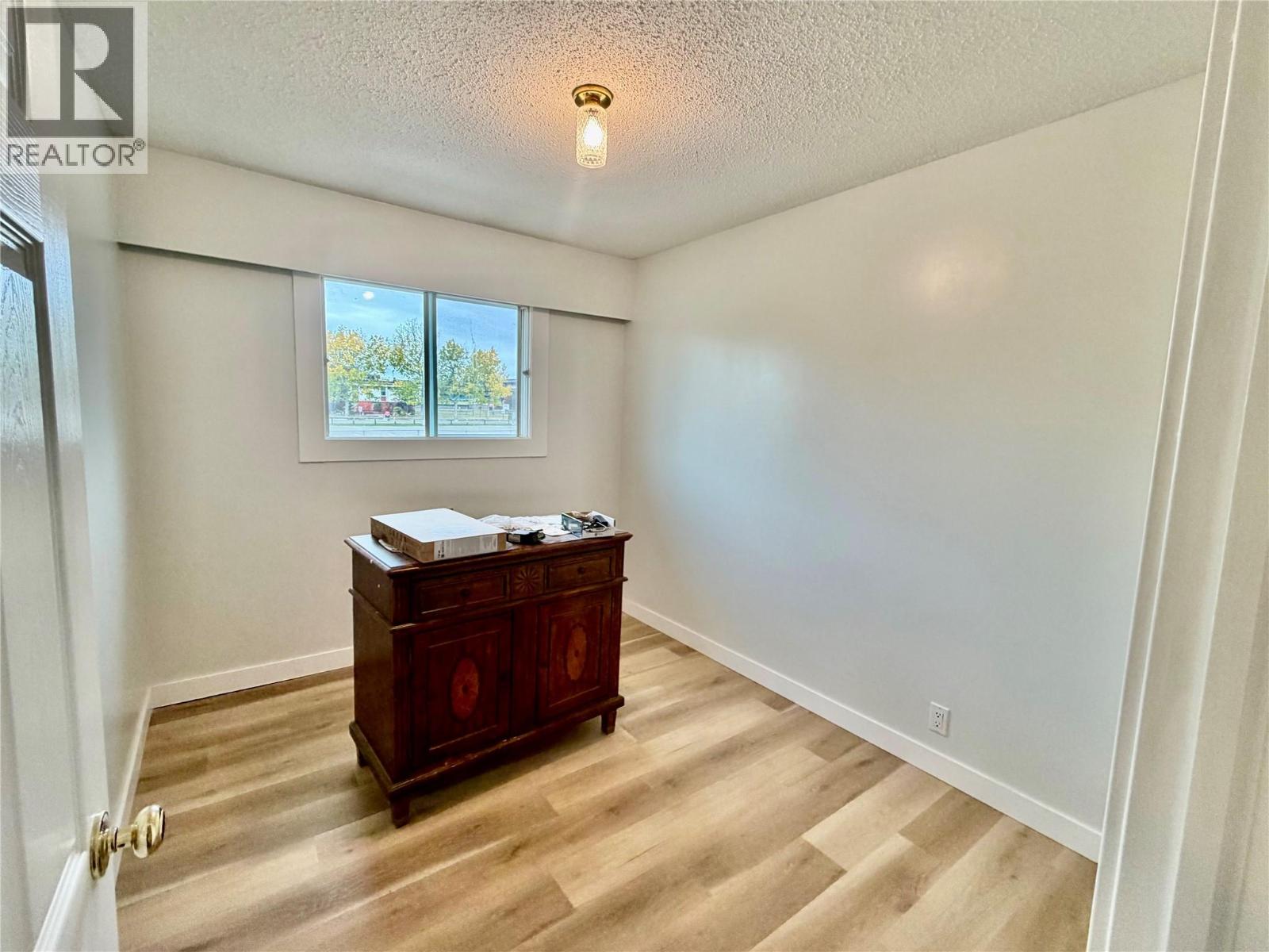 1021 92 Avenue - 10
