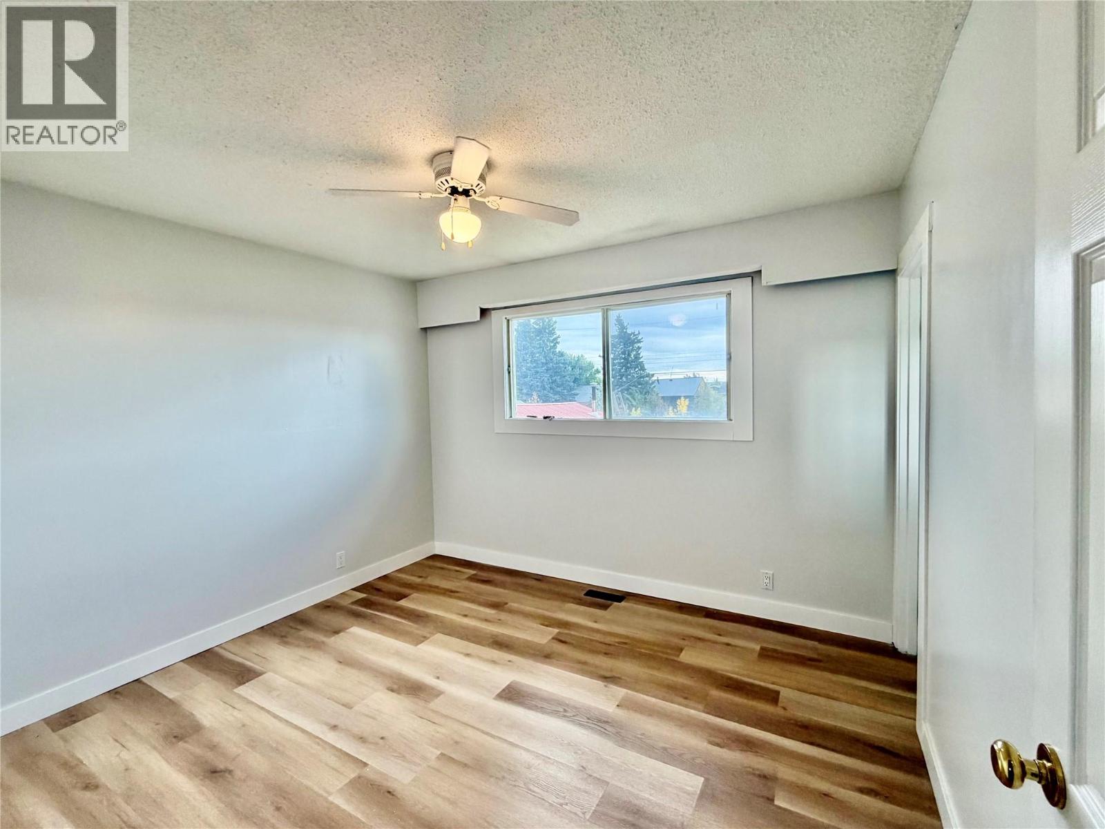 1021 92 Avenue - 7