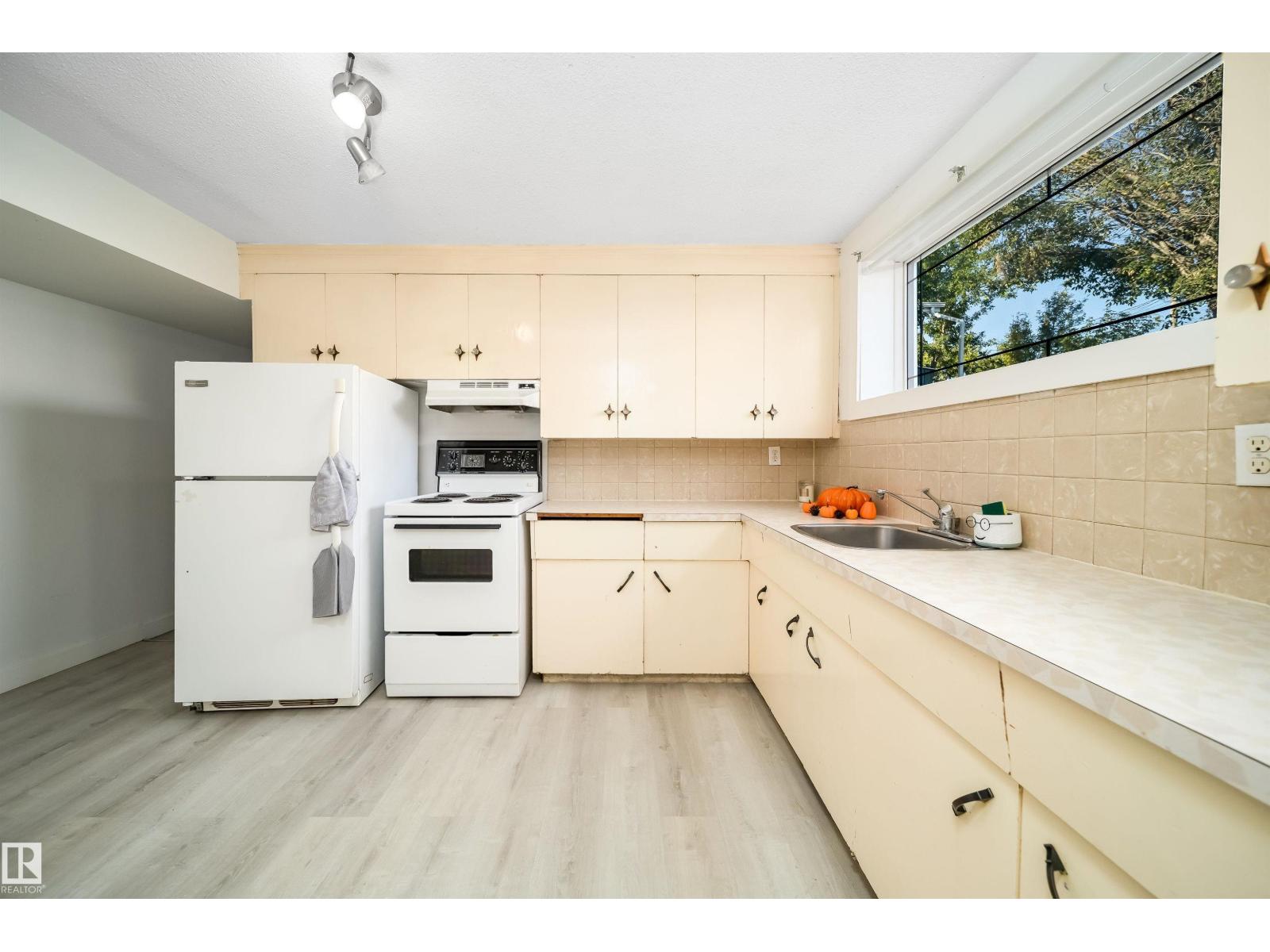 12825 102 ST NW - 29
