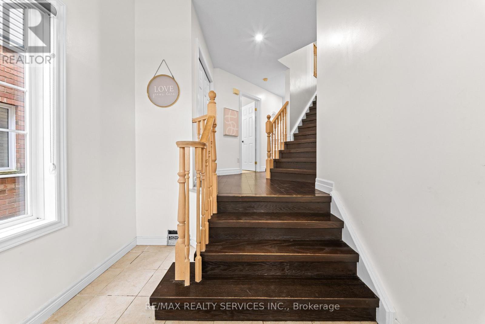 495 Brigantine Drive, Waterloo, Ontario, N2K4B7, Waterloo, Ontario — photo 4 of 5