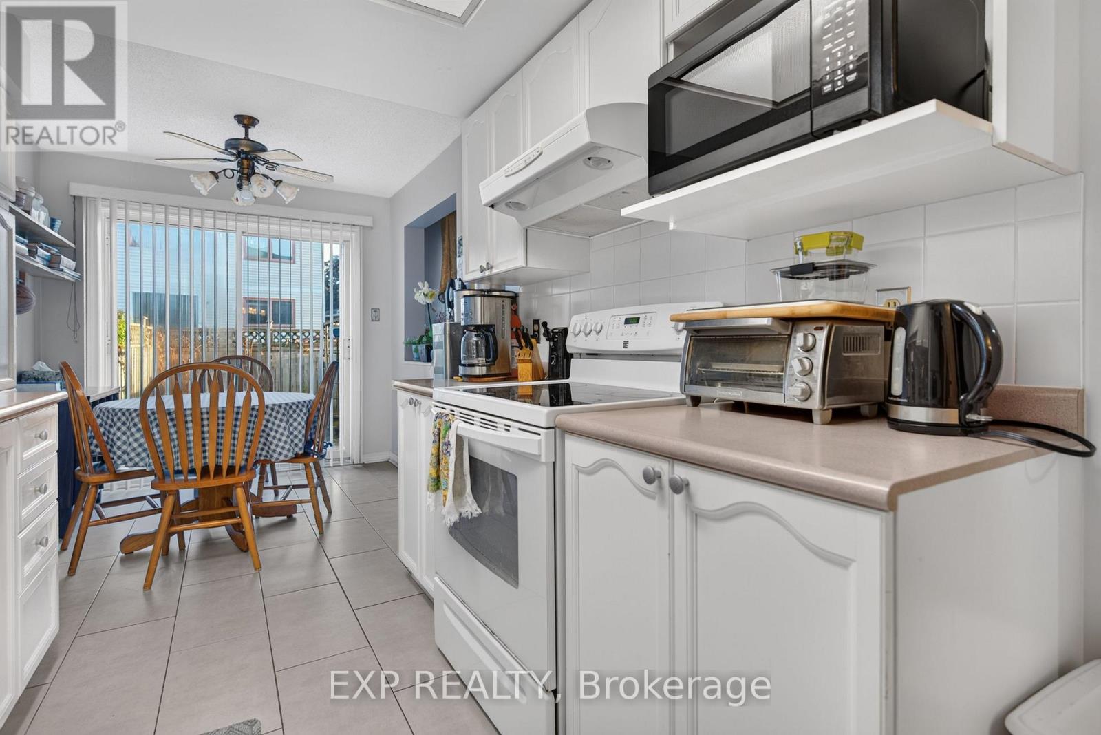 185 HUNTERSWOOD CRESCENT photo 16