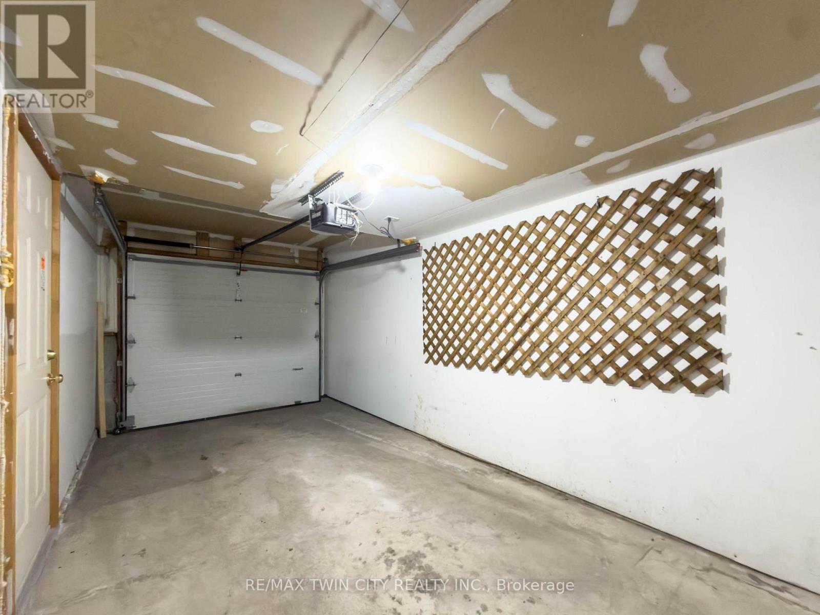 #105 3480 UPPER MIDDLE ROAD - Image 36