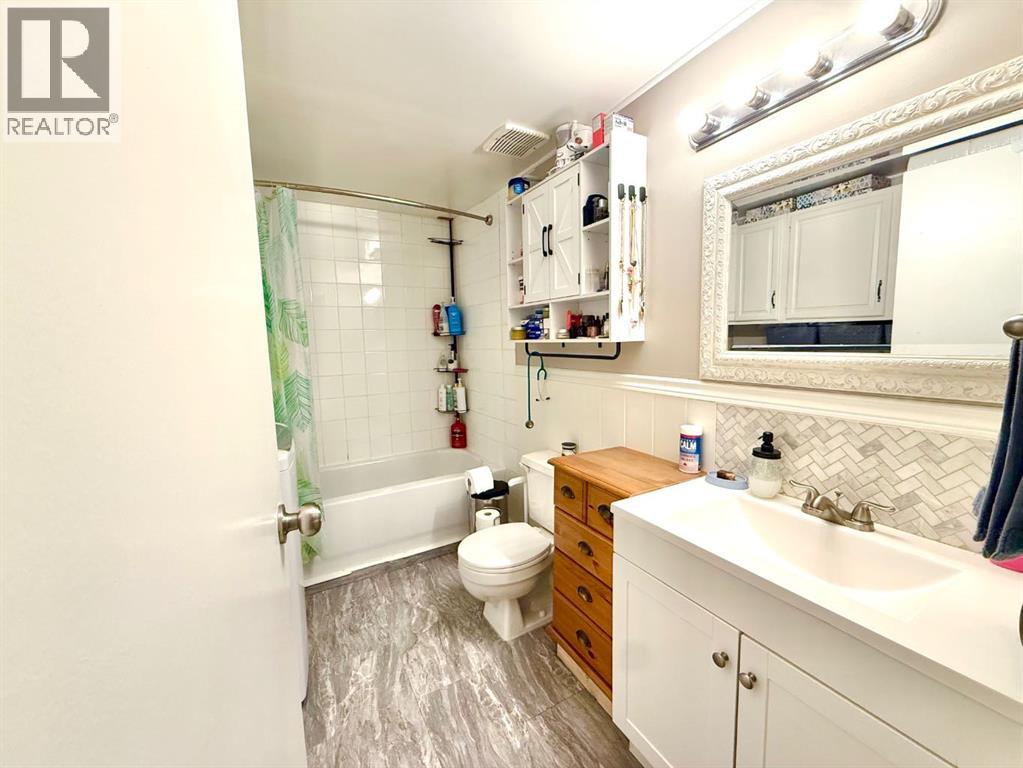 32, 895 Elizabeth street, Spruce Villa Mobile Park - Image 11