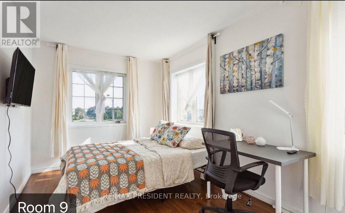 3 HERZBERG GARDENS, Toronto (York University Heights) — photo 11
