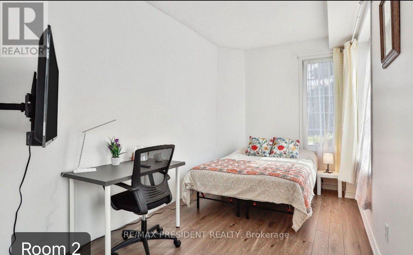 3 HERZBERG GARDENS, Toronto (York University Heights) — photo 4