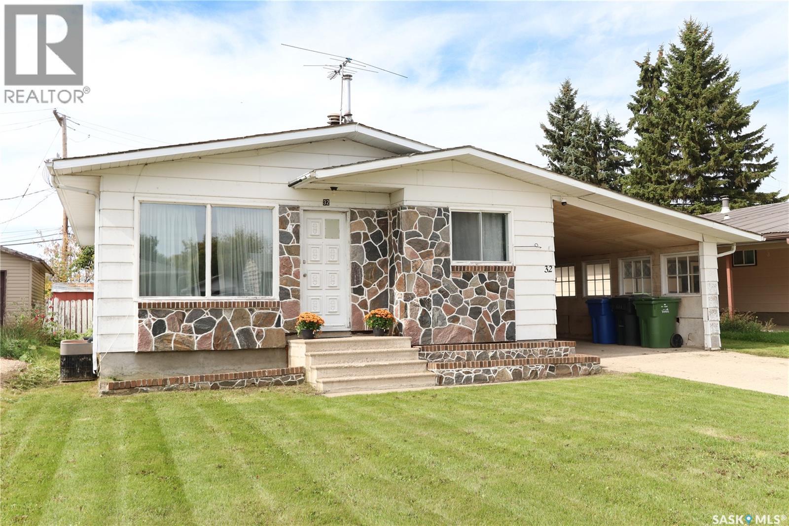 32 Clarke AVENUE — photo 1