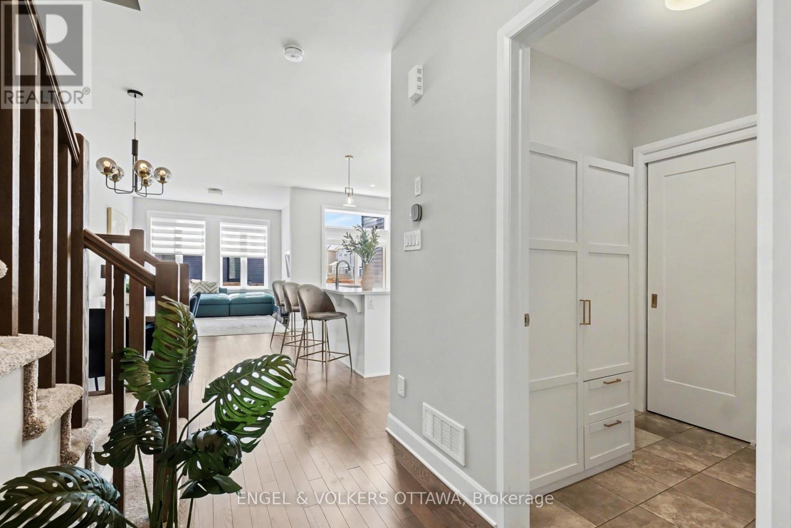 57 MANDEVILLA CRESCENT - 3
