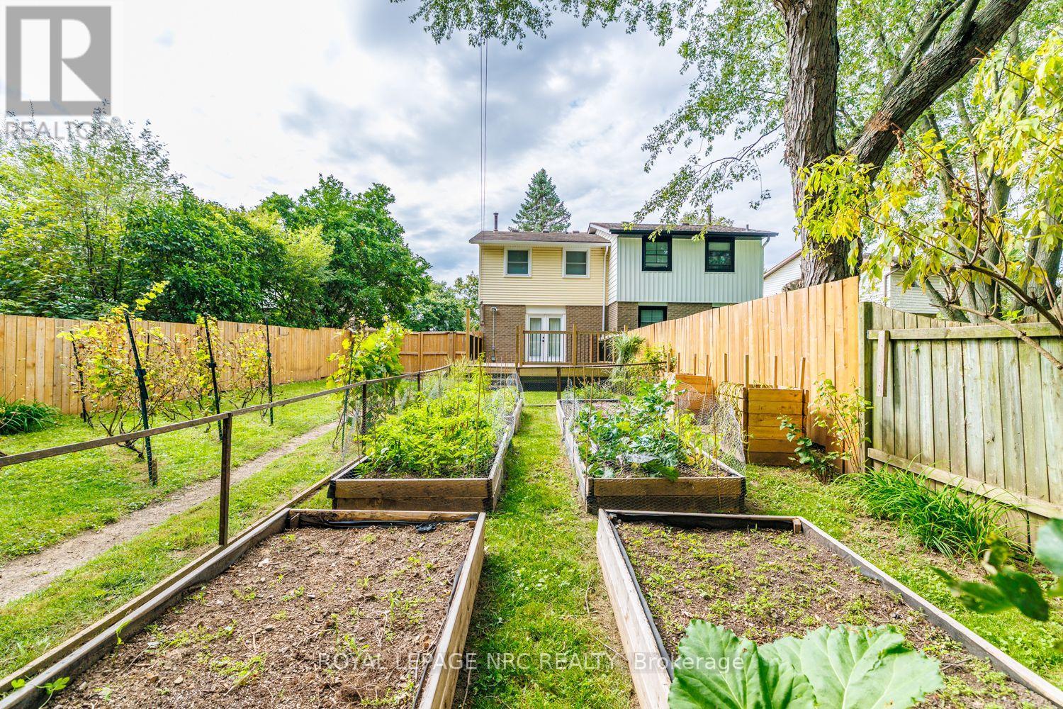 46 GRAYSTONE CRESCENT - 3