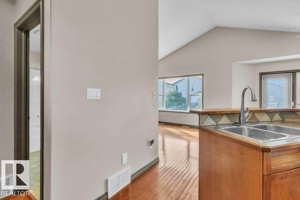 Property photograph 5 for MLS E4509653