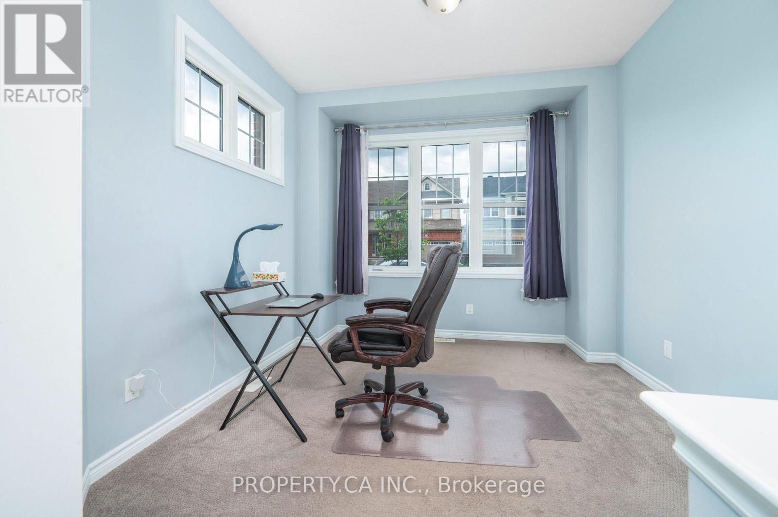 Versatile home office nook
