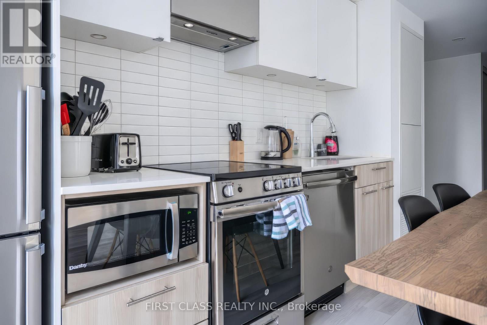 #826 251 JARVIS STREET - 13