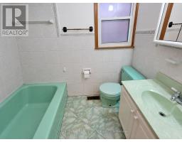 Kitchen - 142 Ennerdale Road, Toronto, ON M6E4C9 Photo 10