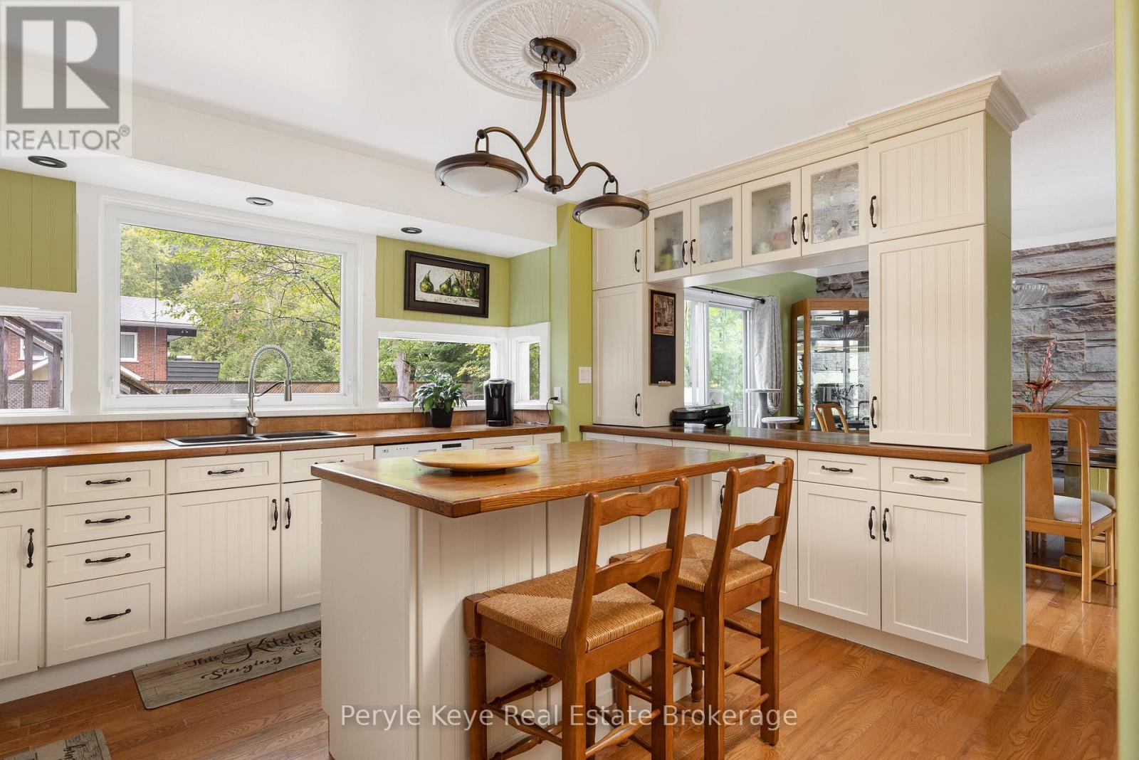 37 Woodland Drive, Bracebridge, Ontario, P1L1M3, Bracebridge, Ontario — photo 2 of 5