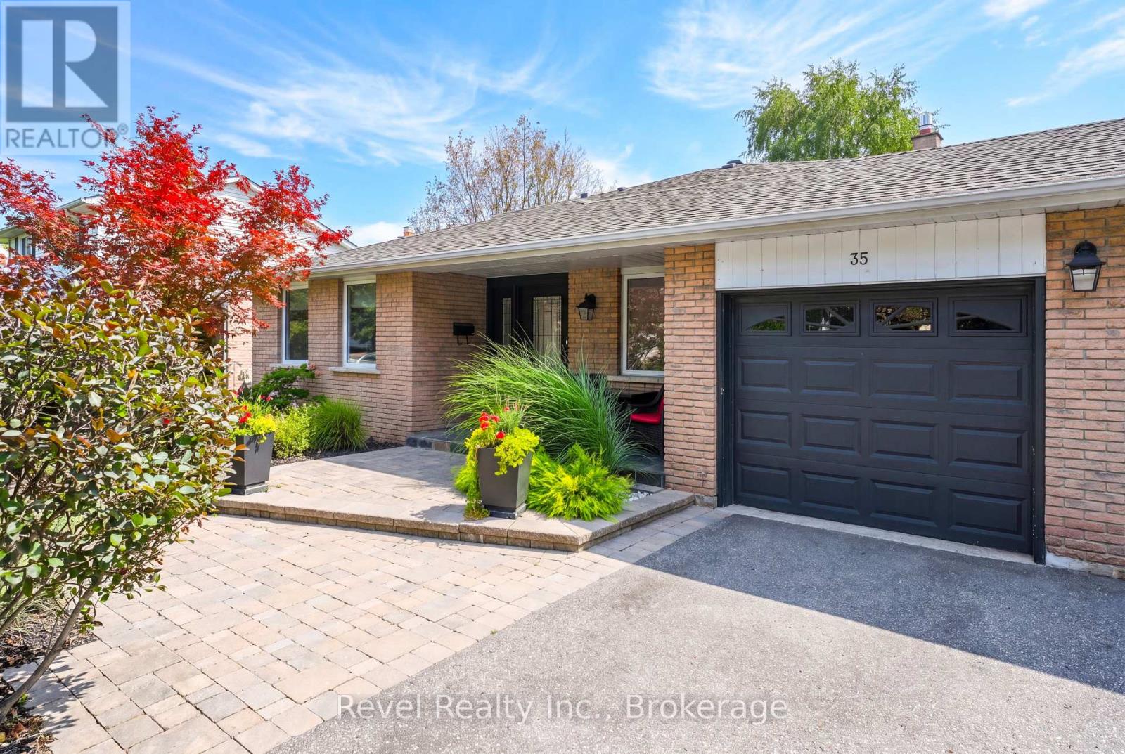 Photo of 35 JOHN DEXTER PLACE