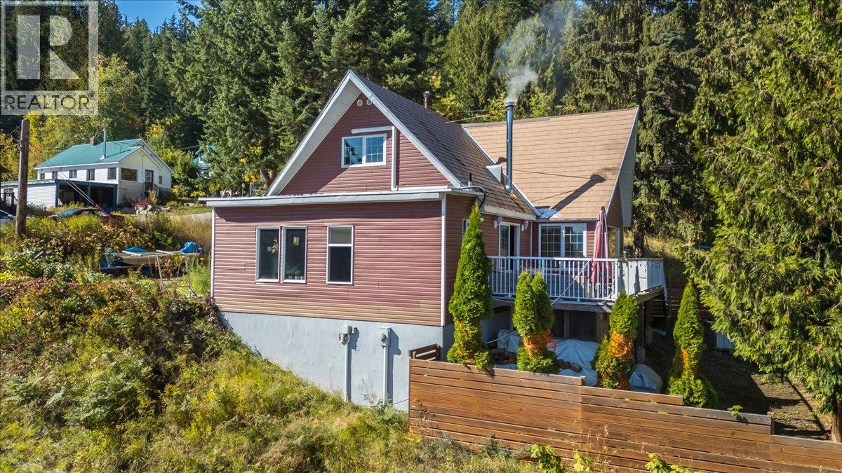 1398 Victoria Avenue - 2