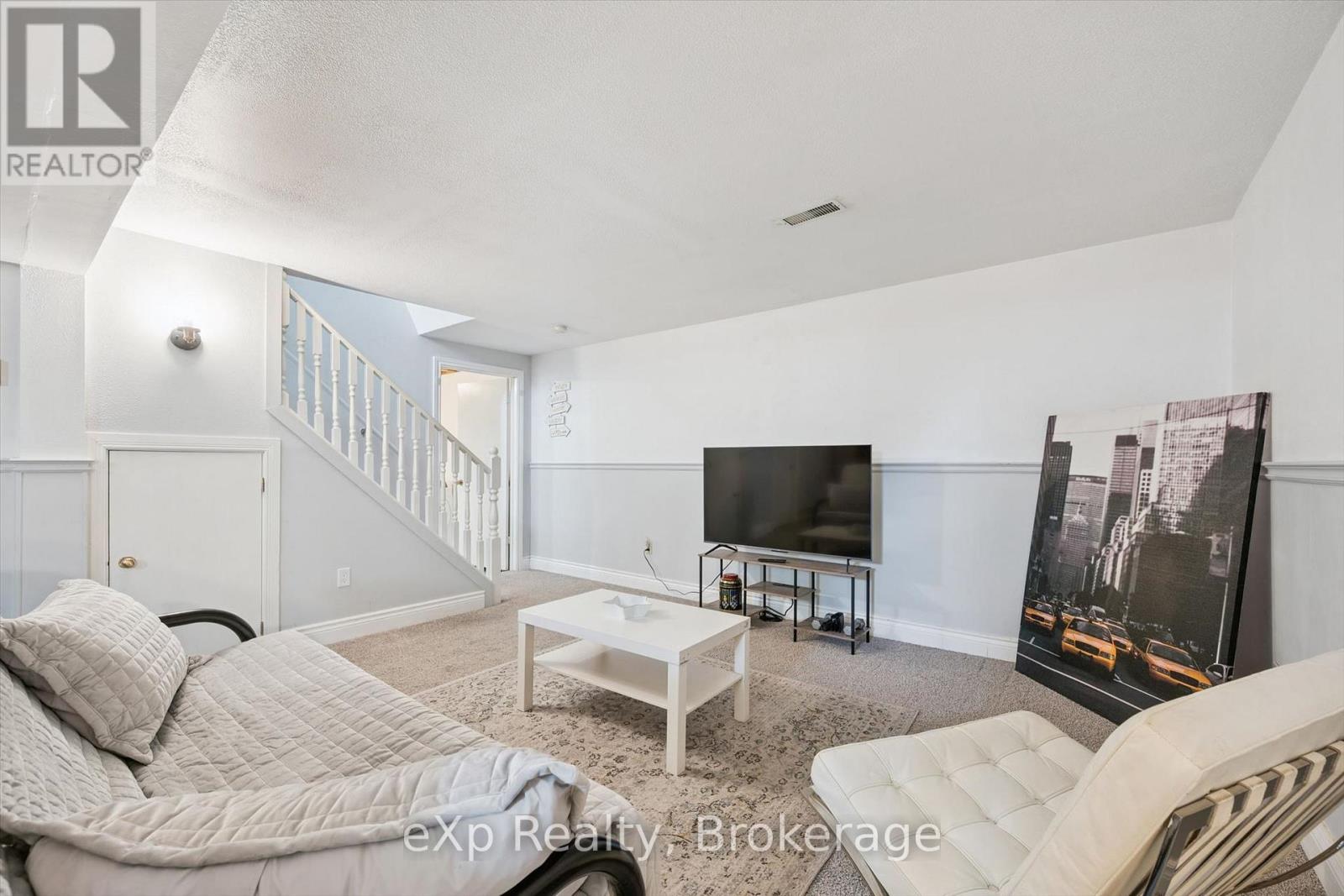 1 CHESTERTON LANE - 33