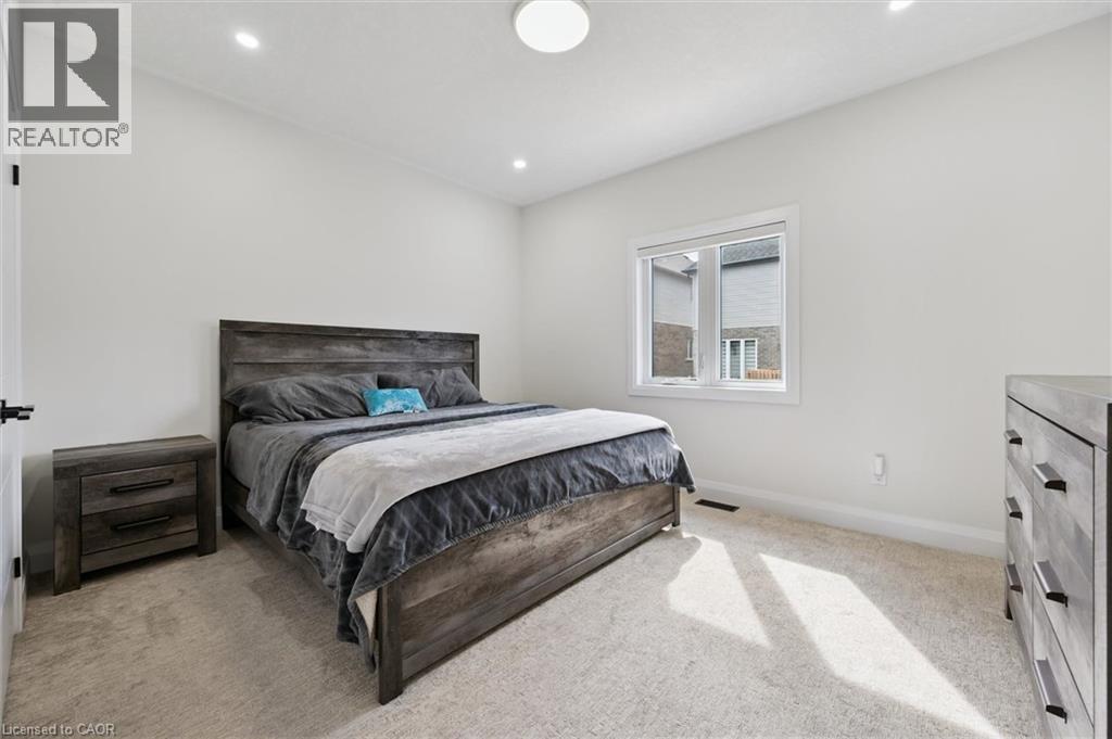 552 NATHALIE Crescent - Image 27