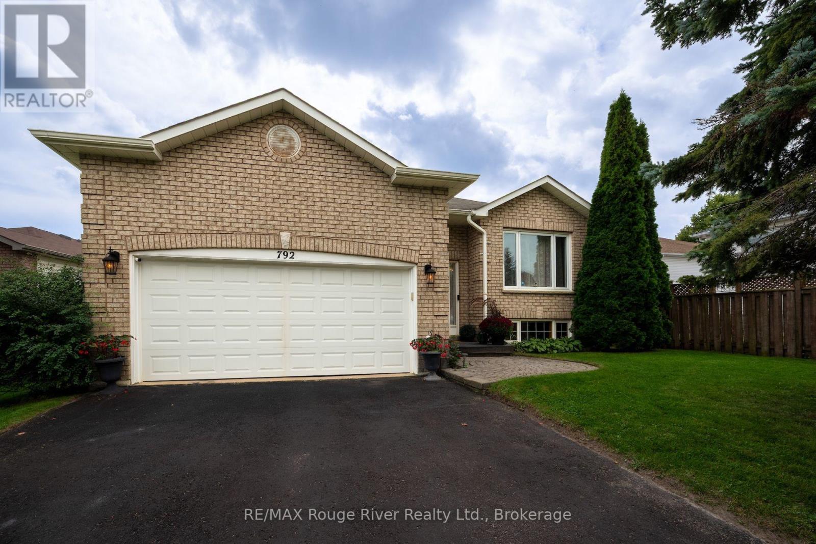 792 GREER CRESCENT - 3