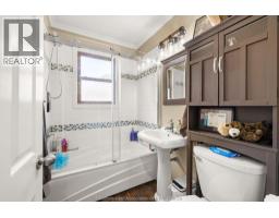 Kitchen - 23 Queensway Drive, Chatham, ON N7M4G3 Photo 9