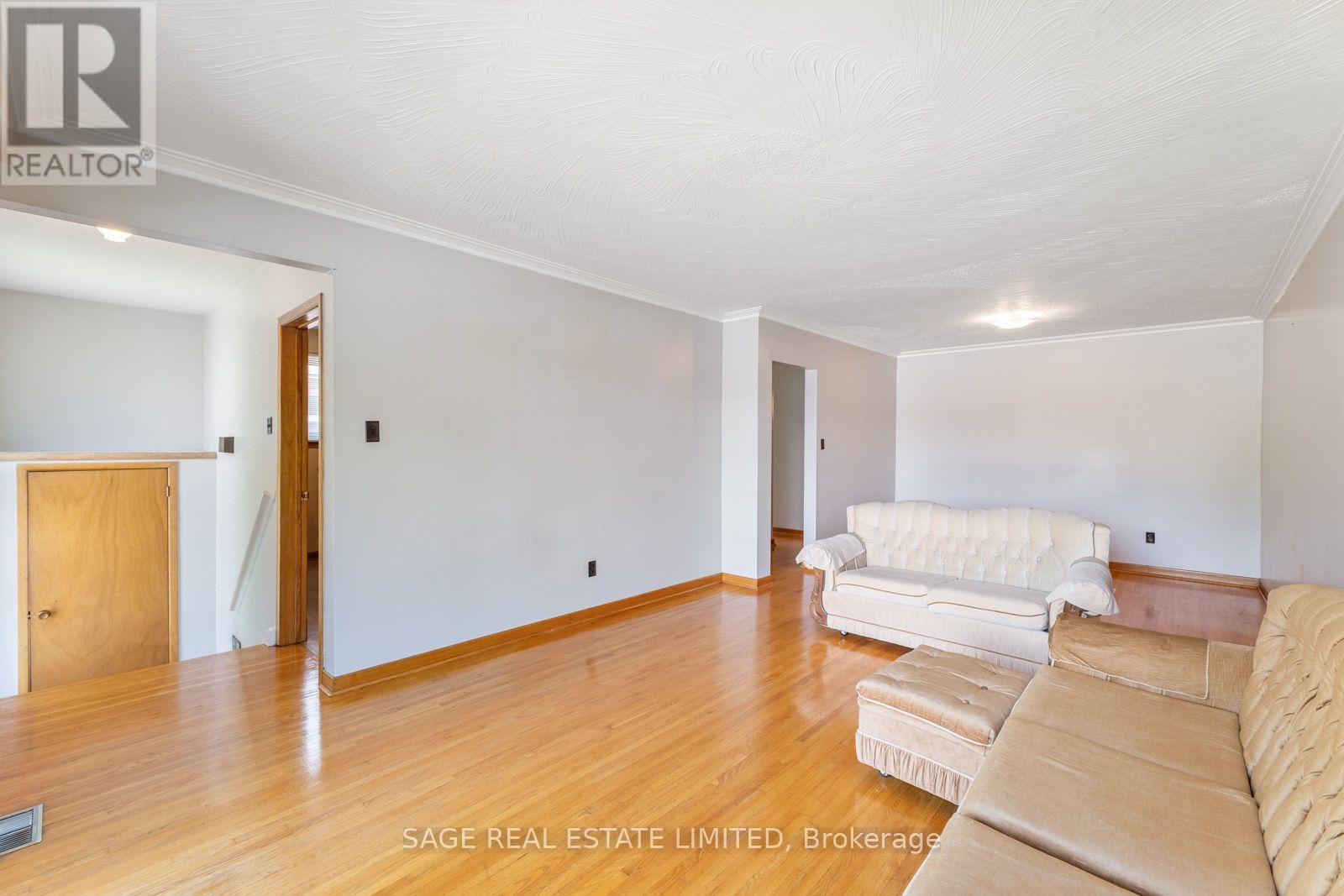 21 DEBBY COURT - 25