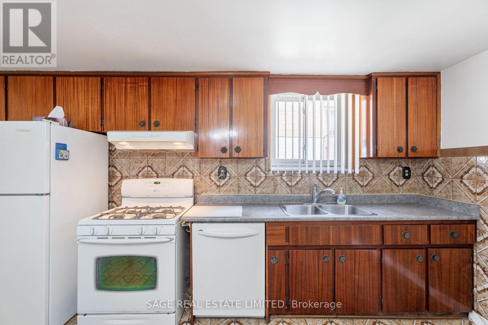 21 DEBBY COURT - 33