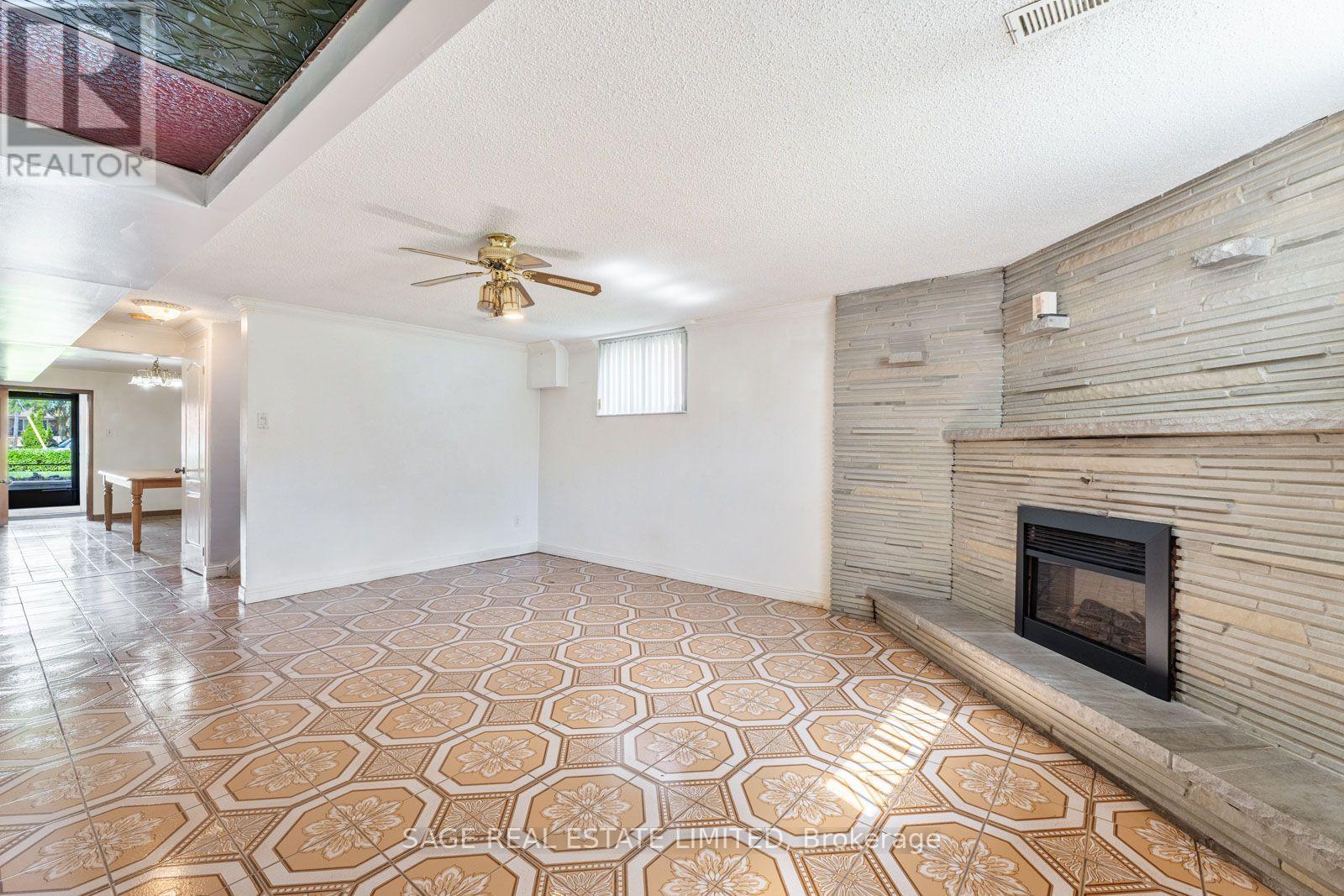 21 DEBBY COURT - 36