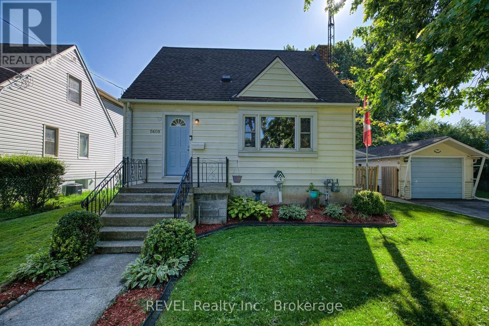 5608 GLAMIS CRESCENT - 1