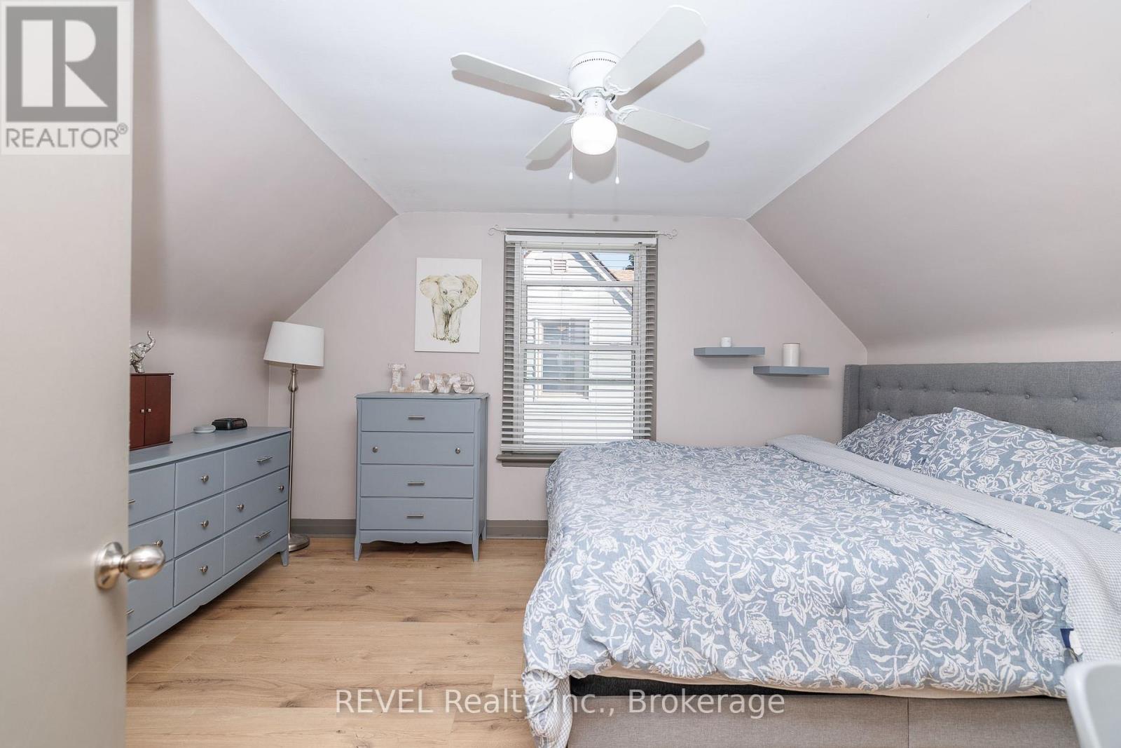 5608 GLAMIS CRESCENT - 23