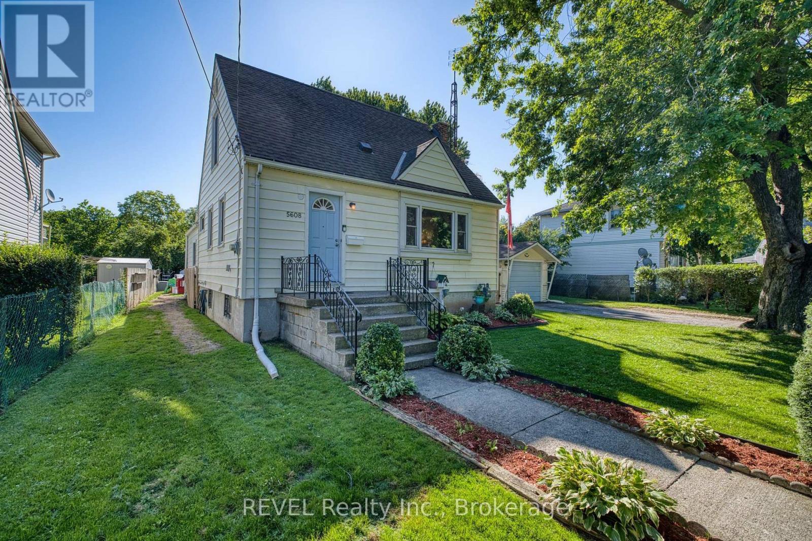 5608 GLAMIS CRESCENT - 3