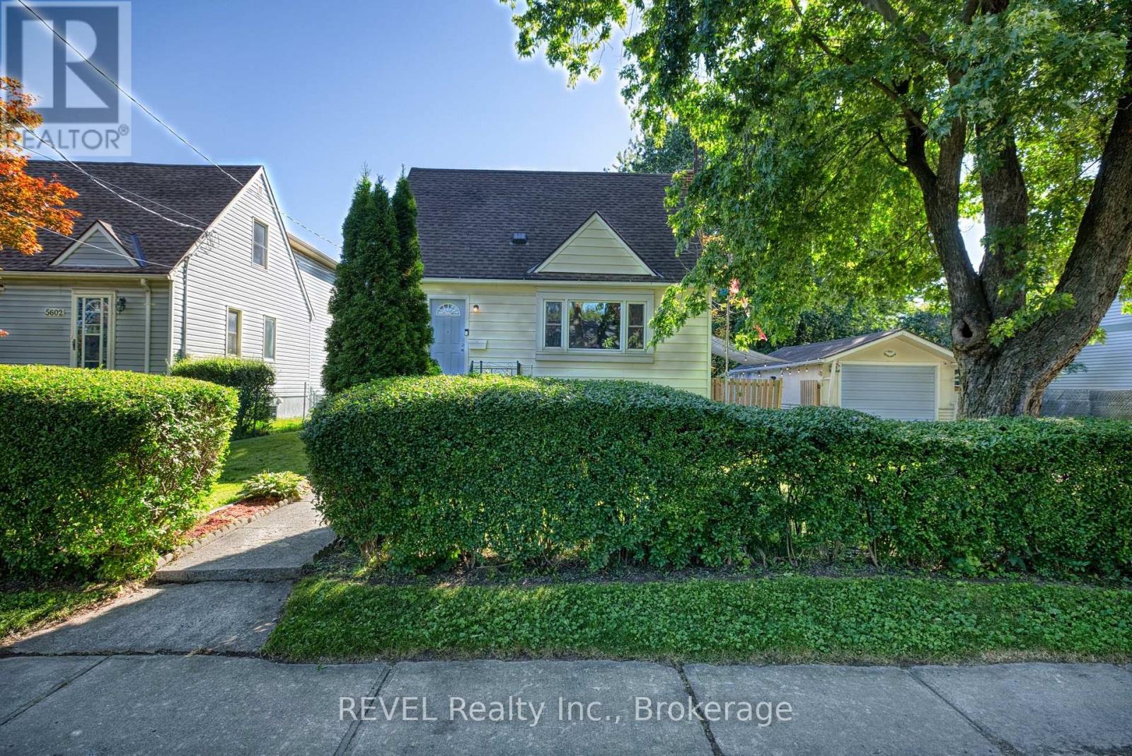 5608 GLAMIS CRESCENT - 4