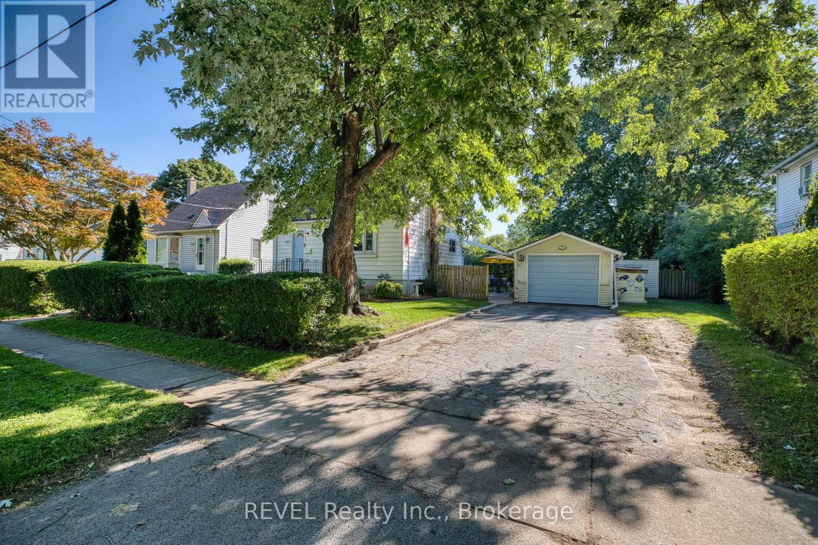 5608 GLAMIS CRESCENT - 6
