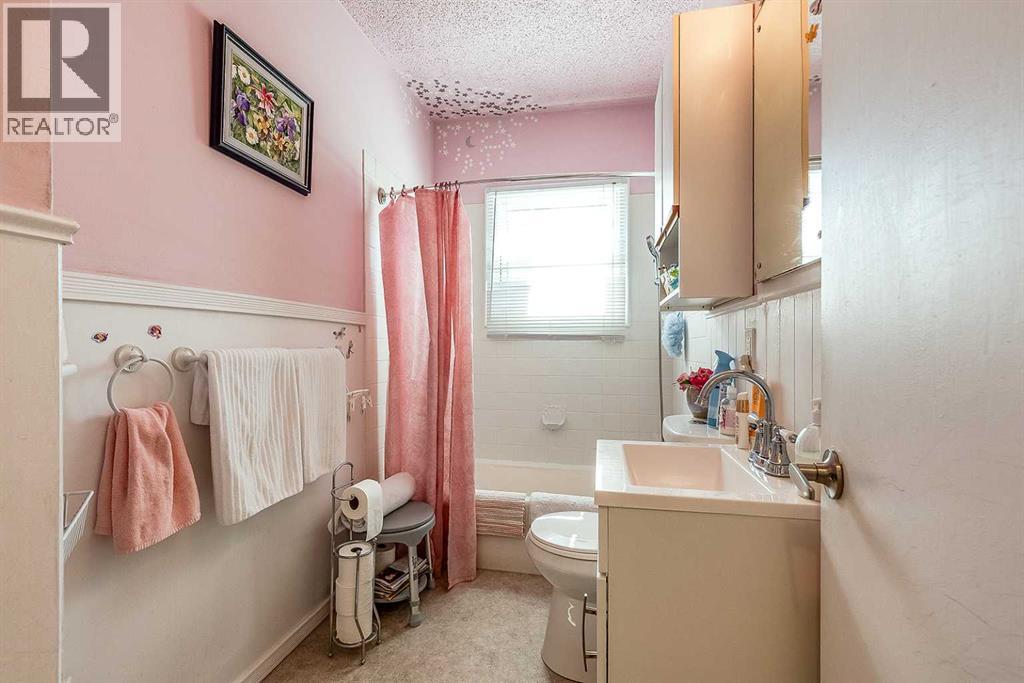 77 9 Street NE - 11