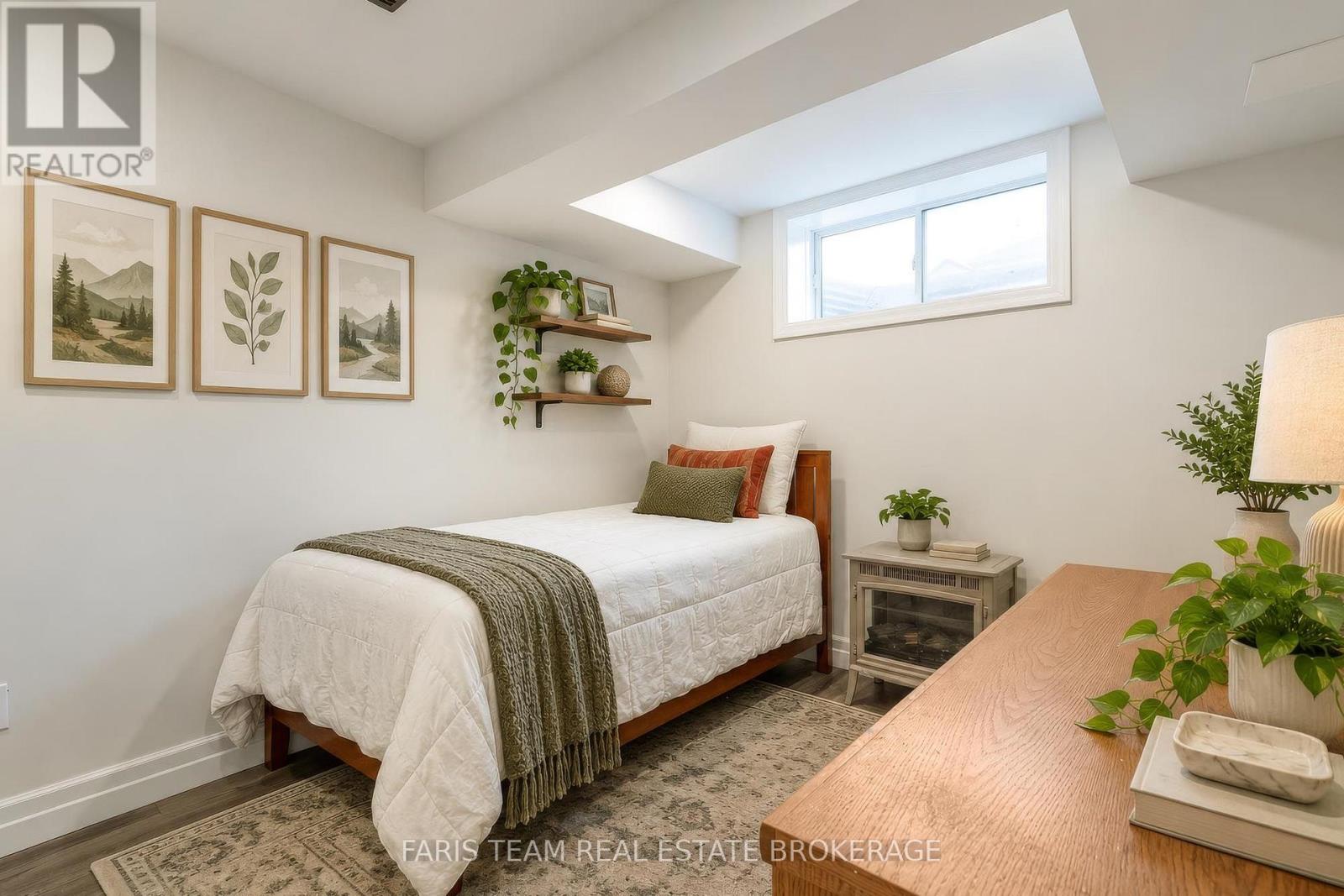 3 HUTTON CRESCENT - 27