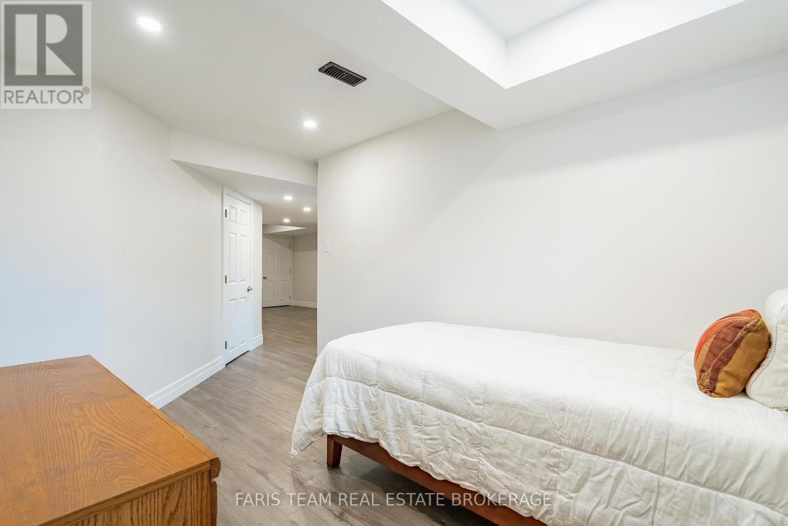 3 HUTTON CRESCENT - 28