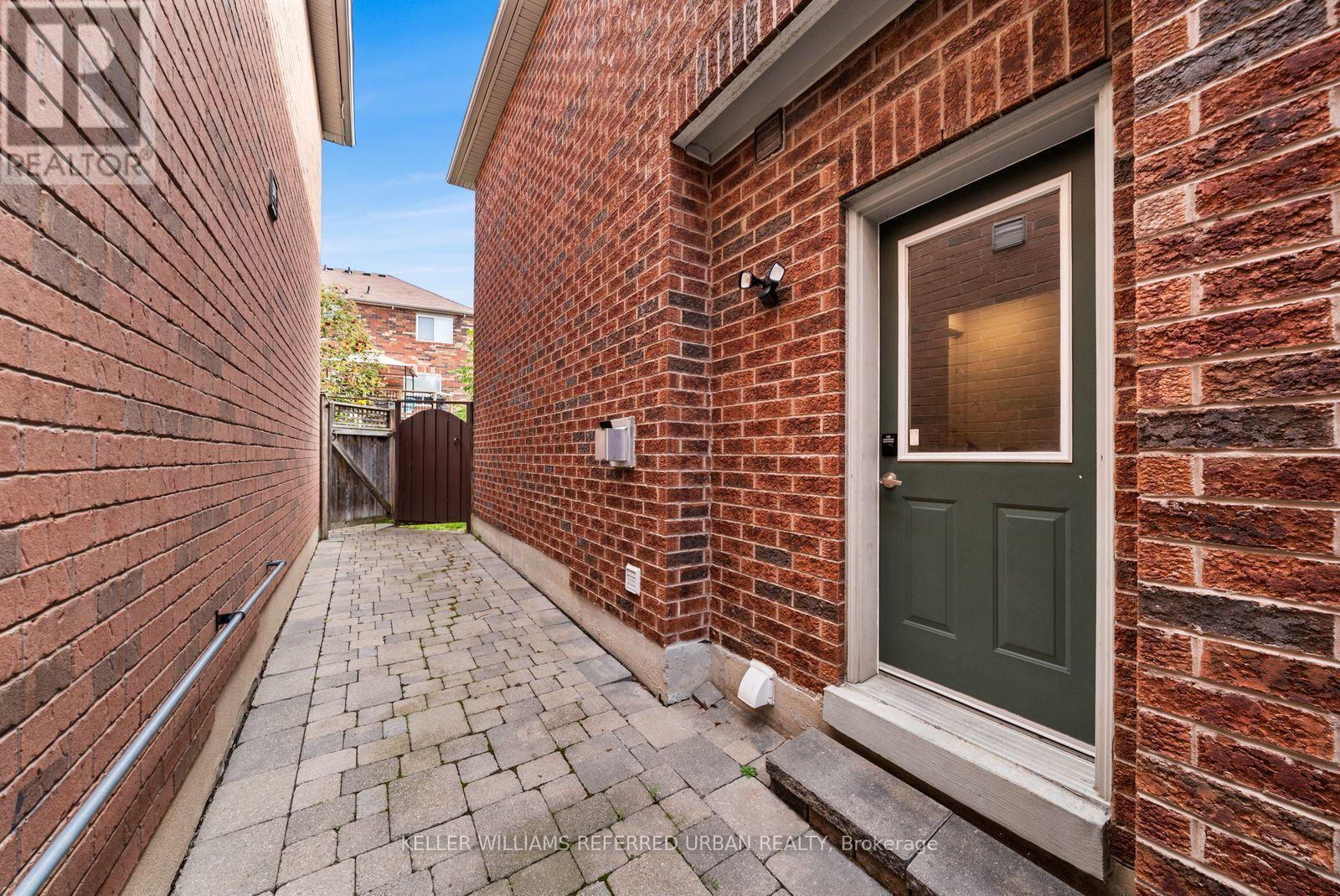 1002 OAKTREE CRESCENT - 46