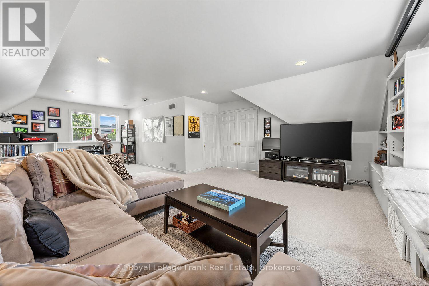 86 WELLINGTON STREET - 25