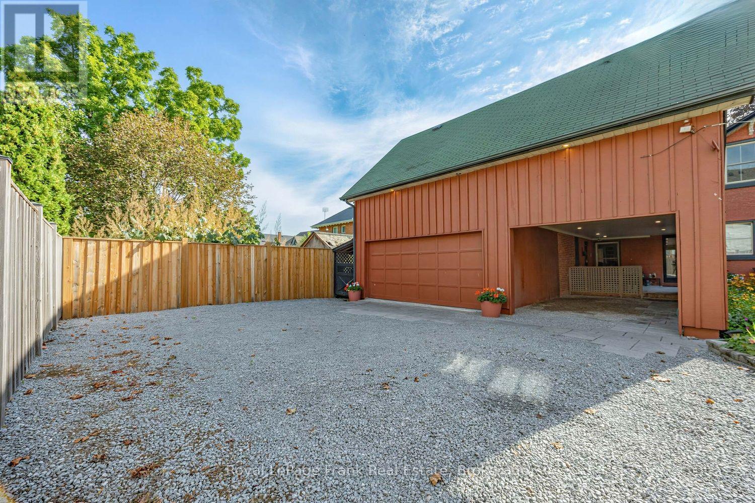 86 WELLINGTON STREET - 31