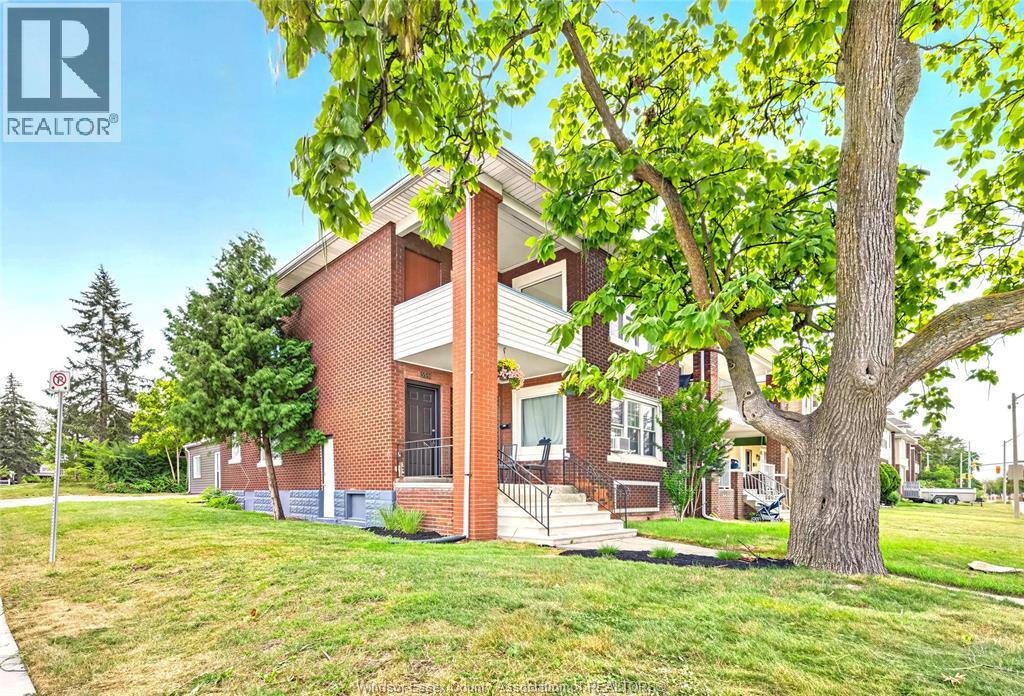 597-599 GILES BOULEVARD East