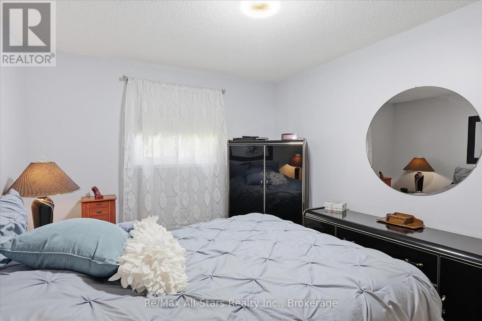 10 EMILY STREET N - 16