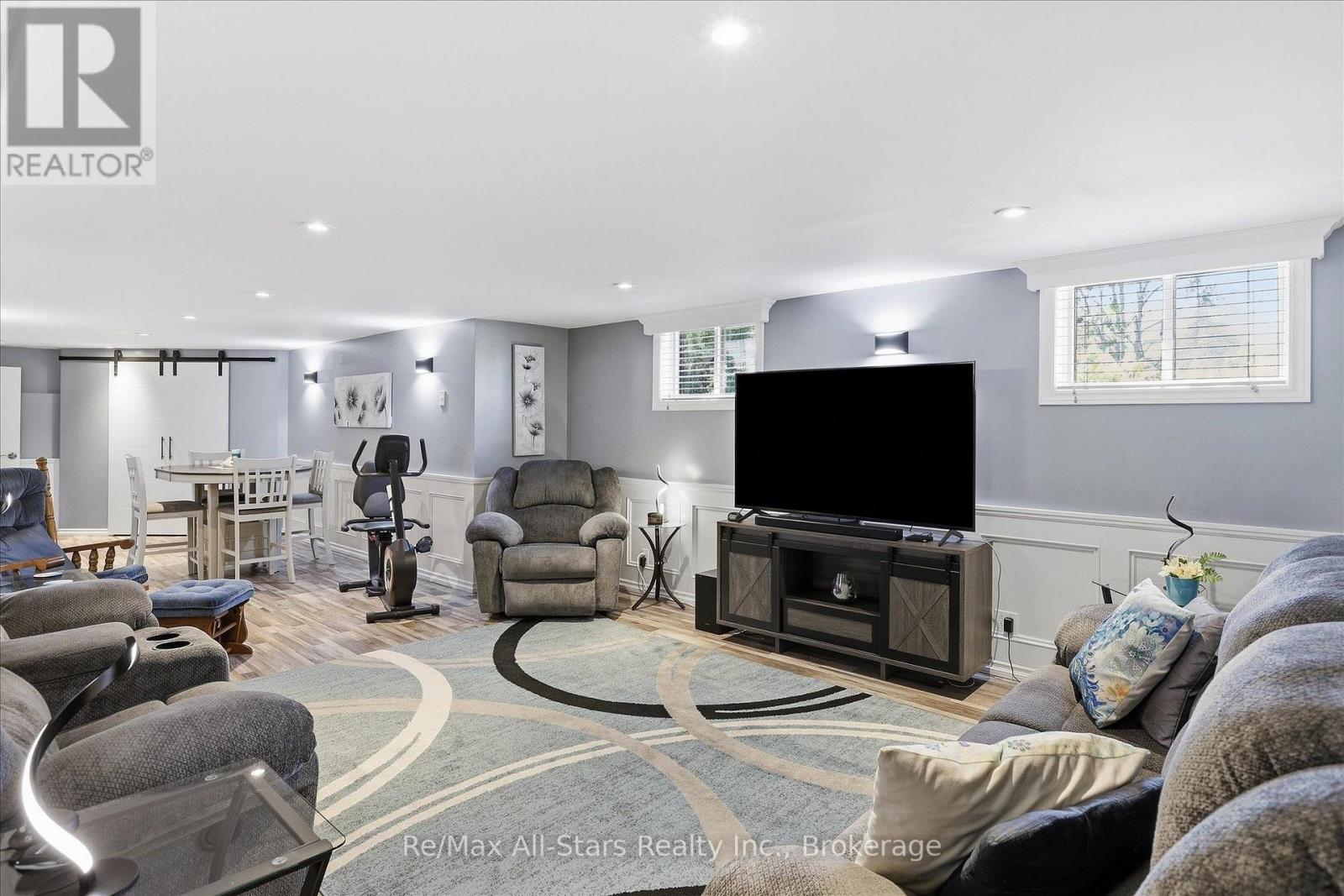 10 EMILY STREET N - 27