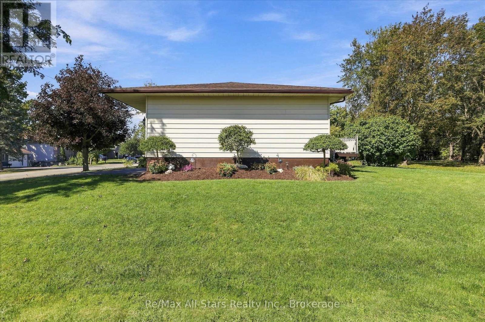 10 EMILY STREET N - 33